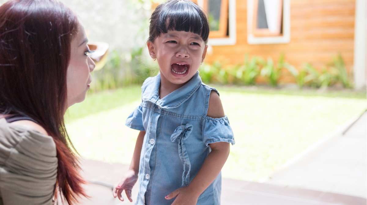 Separation Anxiety pada anak, anak takut berpisah dari ibu, anak memeluk di sekolah