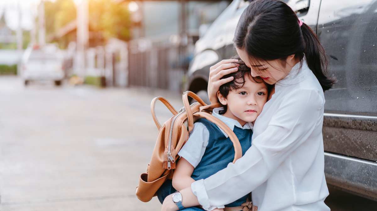 Separation Anxiety pada anak, anak takut berpisah dari ibu, ibu memeluk anak