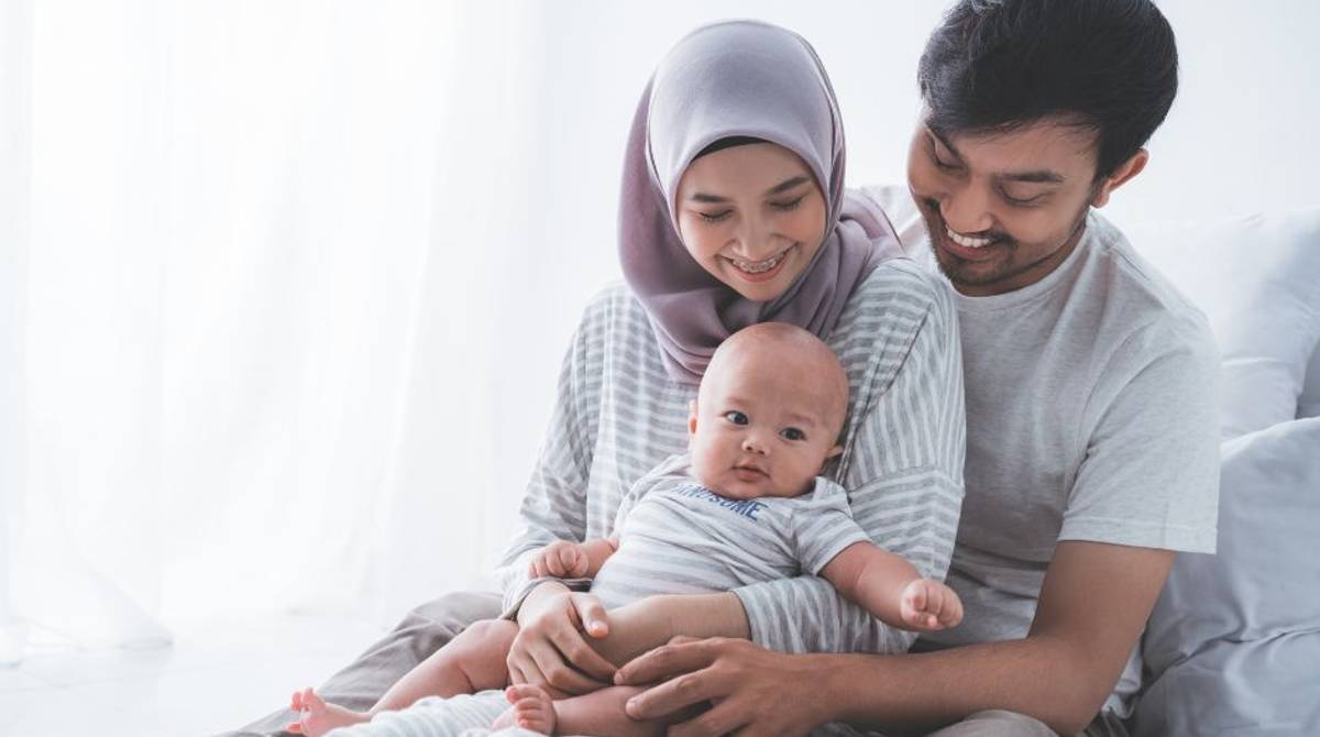 cara mendidik anak laki-laki menurut islam, ayah ibu dan bayi 