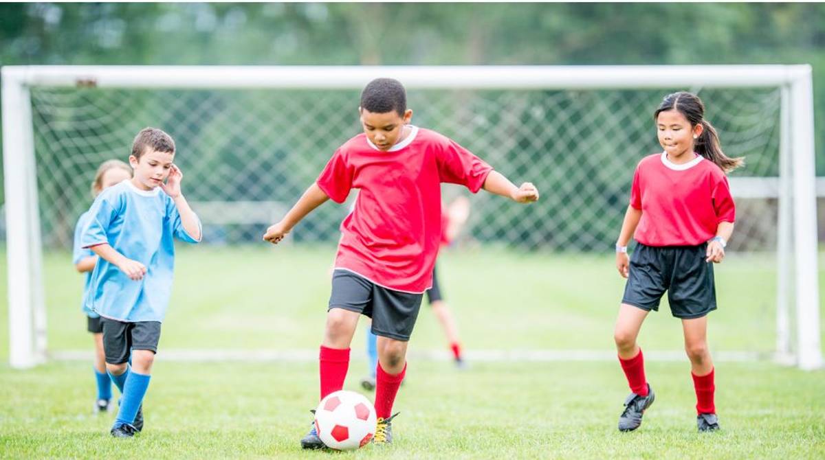 jenis aktivitas fisik, anak main sepakbola