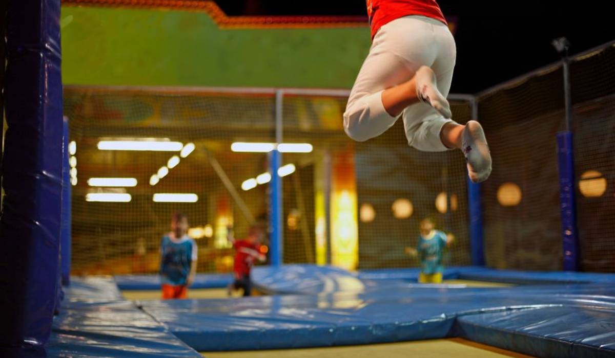 jenis aktivitas anak, anak main trampolin