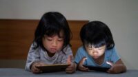 Screen time untuk anak, anak main gadget, anak nonton youtube