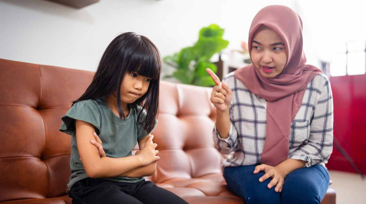 cara mendisiplinkan anak, ibu menegur anak, ibu memarahi anak