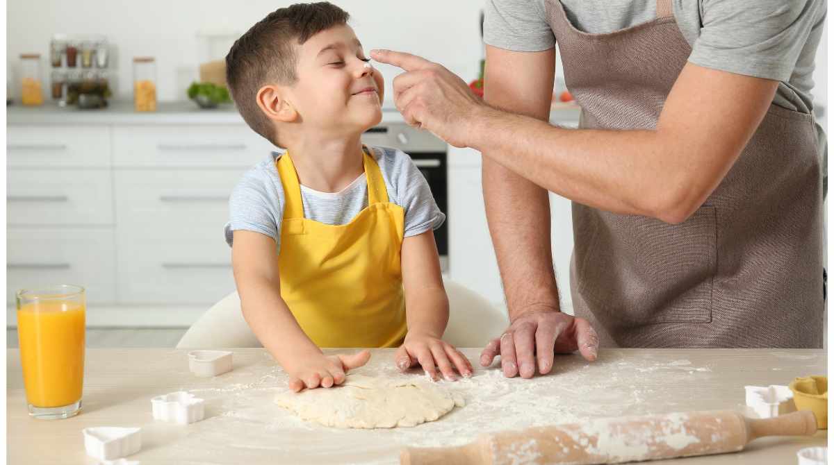 aktivitas merangsang 5 panca indra, jenis aktivitas anak, anak membuat adonan di dapur, aktivitas ayah dan anak