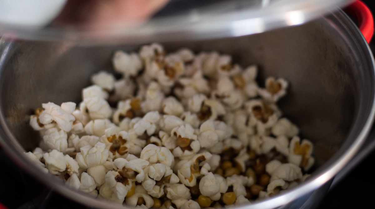 aktivitas merangsang 5 panca indra, memasak popcorn