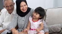 support system untuk ibu bekerja, anak bersama kakek nenek, kakek nenek dan cucu