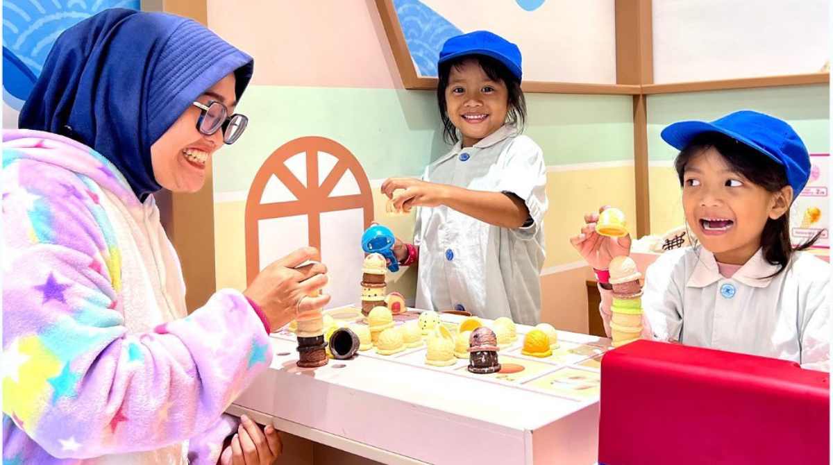 playground indoor di jakarta, kidzoona jakarta, playground kidzoona, anak menghias cupcake