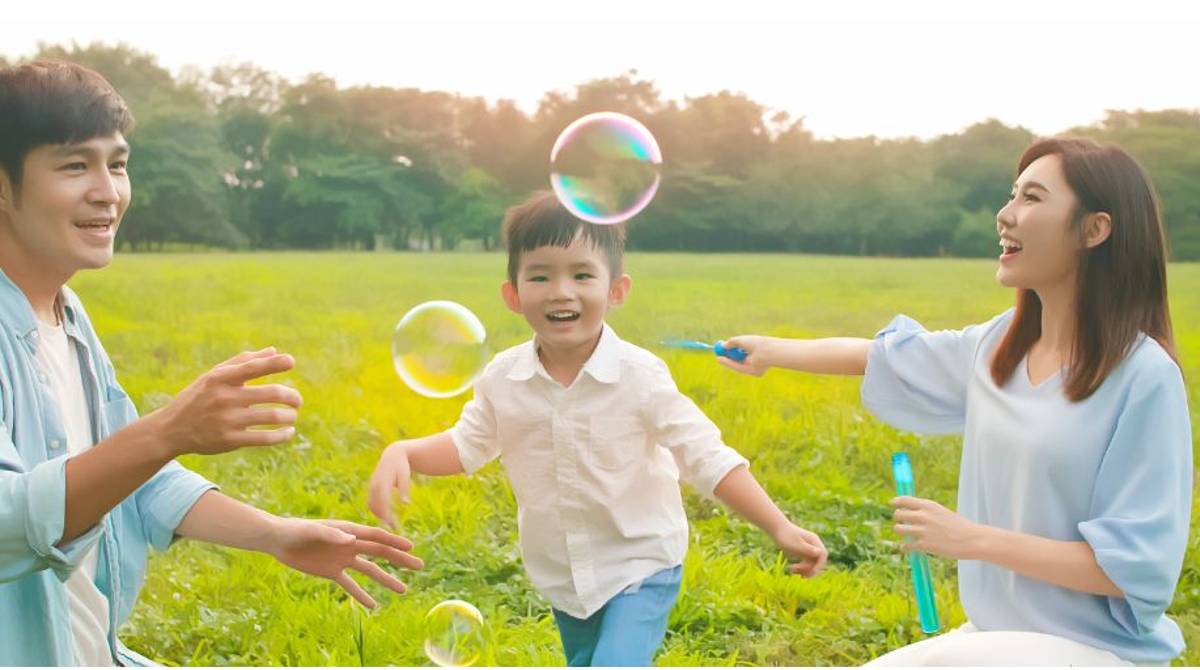 menerapkan positif parenting pada anak, anak bermain di taman bersama orang tua, anak bermain gelembung