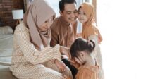 menerapkan positif parenting pada anak, anak memberi salam pada ibu, ayah ibu dan anak di rumah