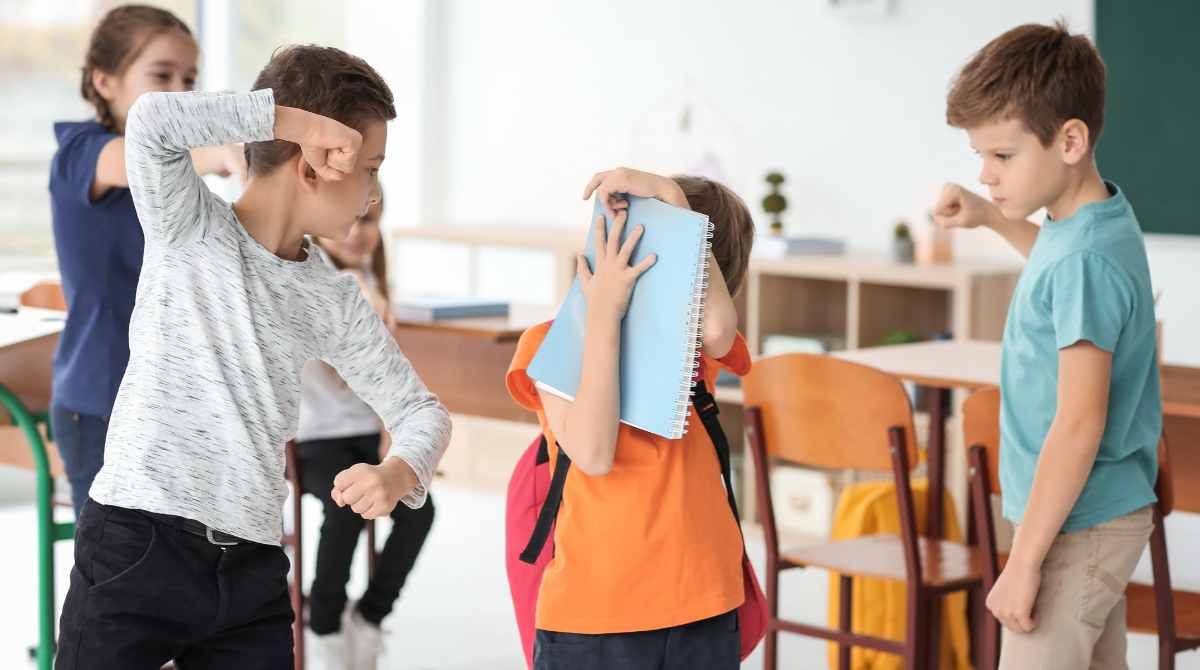 perilaku anak di rumah, tingkah laku anak, perundungan anak, anak bertengkar dengan teman