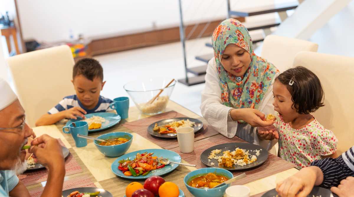 anak belajar puasa, anak belajar berpuasa, tips anak puasa, buka puasa bersama keluarga