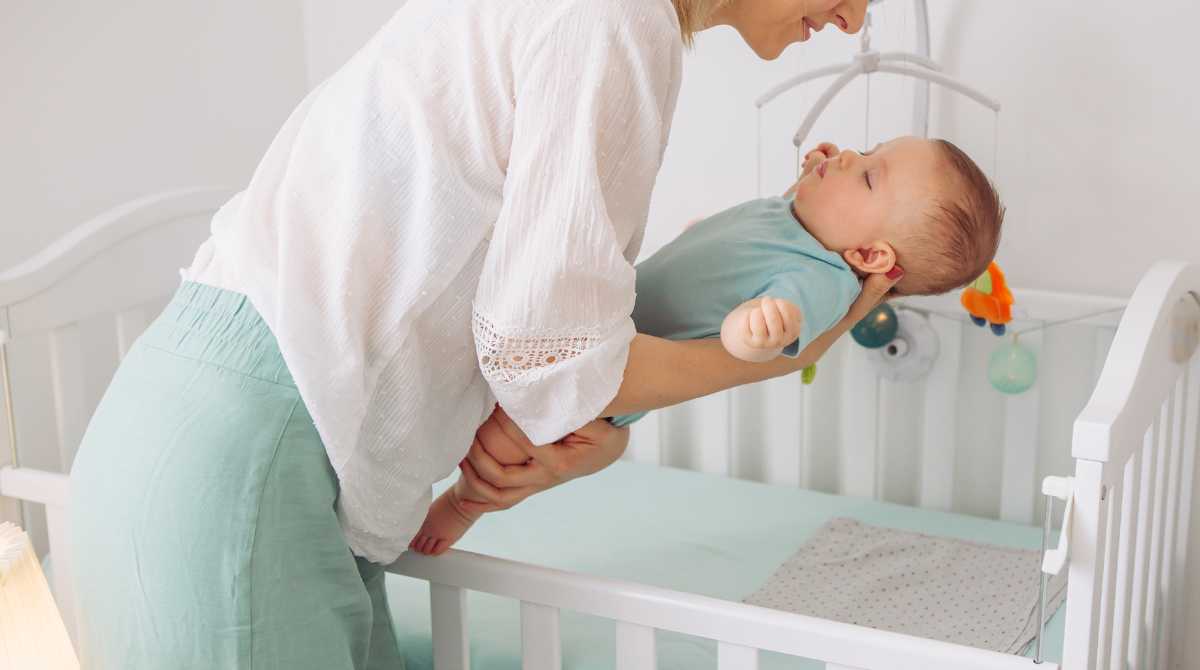 cara membangunkan bayi, cara membangunkan bayi untuk menyusu, ibu menggendong bayi 