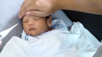 cara mengobati flu pada bayi dengan bawang merah, obat pilek bayi, obat flu bayi, bayi demam tinggi