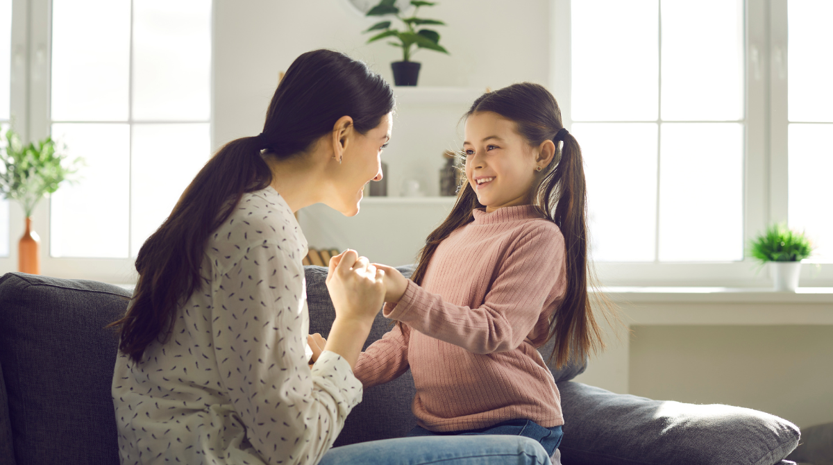 cara melindungi anak dari kekerasan seksual, ibu sedang menasehati anak perempuan