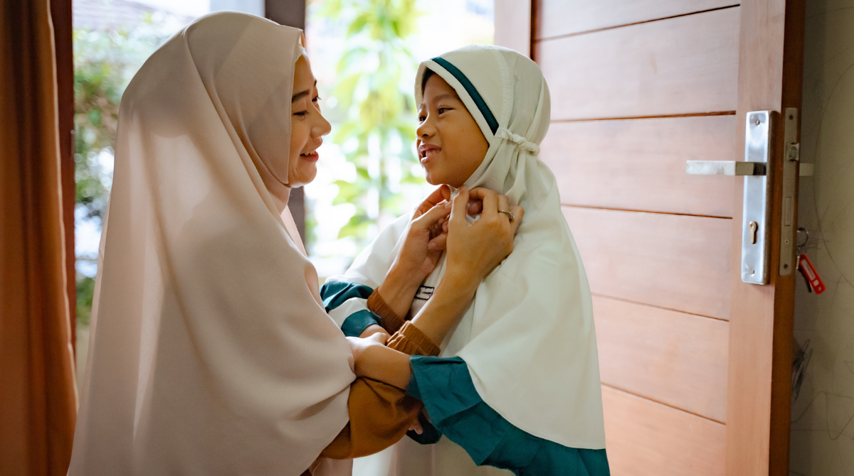 apa manfaat menjadi anak sholeh, membesarkan anak soleh, anak memakai hijab