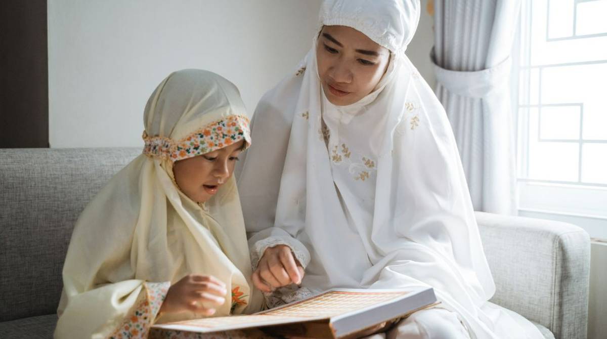 apa manfaat menjadi anak sholeh, membesarkan anak soleh, ibu mengajarkan anak mengaji, anak membaca al quran