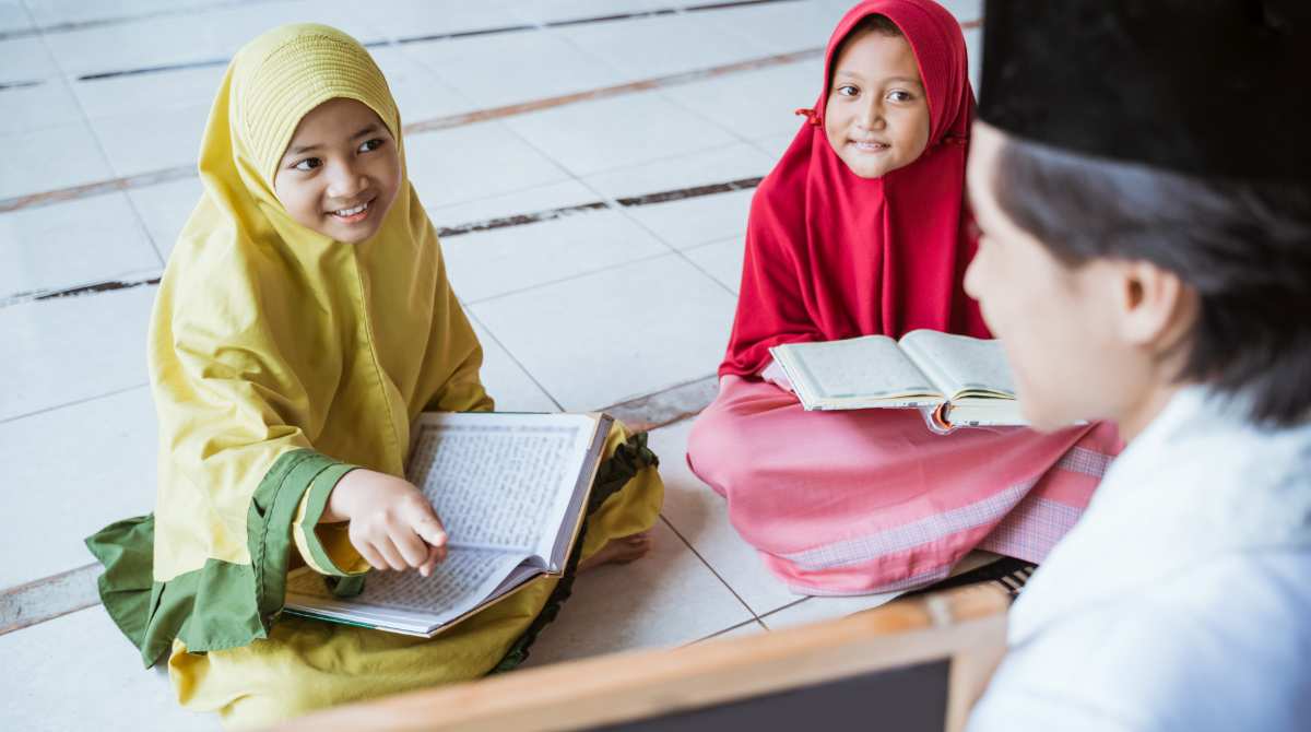 apa manfaat menjadi anak sholeh, membesarkan anak soleh, anak belajar mengaji, anak membaca al quran