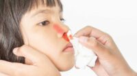 penyebab mimisan pada anak secara tiba-tiba, cara mengatasi anak mimisan, keluar darah dari hidung anak