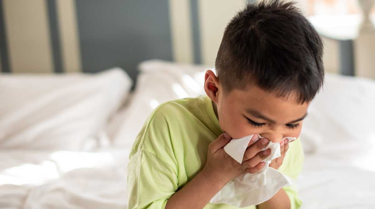 penyebab mimisan pada anak secara tiba tiba, cara mengatasi anak mimisan, keluar darah dari hidung anak, cara menghentikan mimisan, anak mimisan