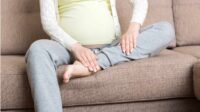 kaki pegal saat hamil, cara mengatasi kaki pegal saat hamil, ibu hamil memijat kaki