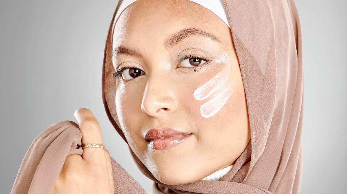 rekomendasi sunscreen wardah, tabir surya wardah, merk sunscreen terbaik, wanita hijab pakai sunscreen