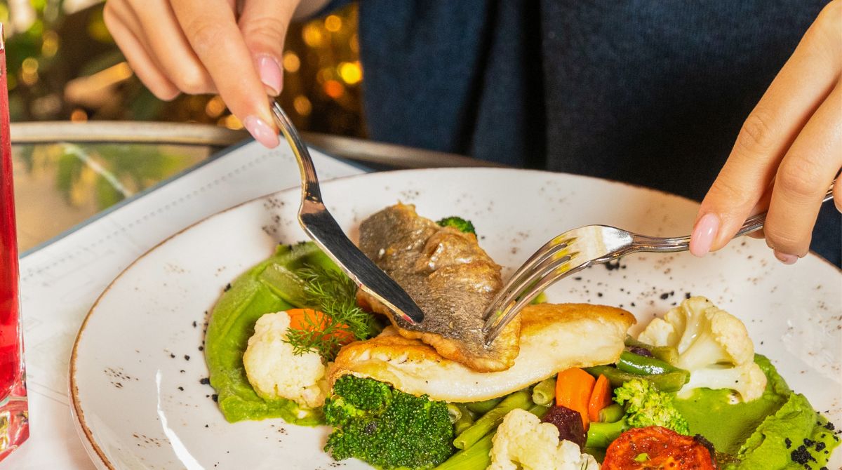 makan ikan saat hamil, bolehkah ibu hamil makan ikan, ibu hamil makan ikan salmon