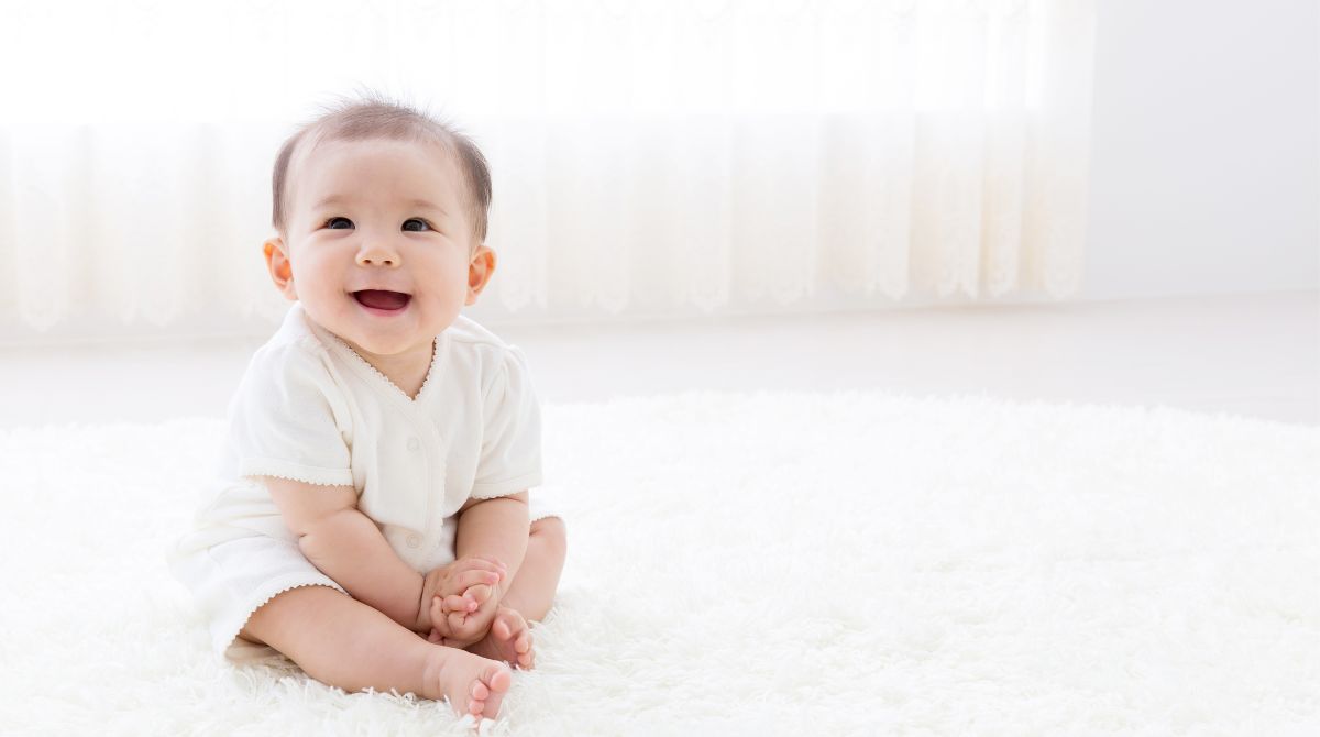 stimulasi agar bayi cepat duduk dan merangkak, bayi belajar duduk, melatih anak duduk, fase anak duduk