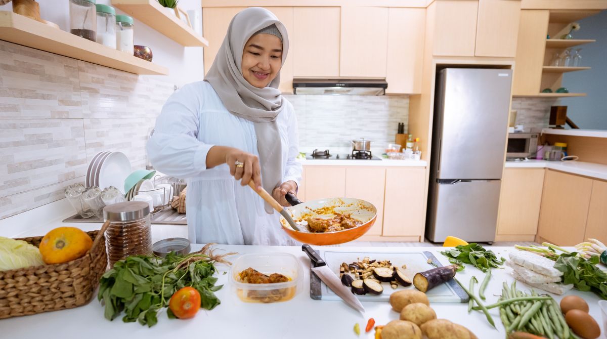 mengatur waktu di bulan ramadan, manajemen waktu ibu, ibu memasak di dapur, persiapan menu sahur