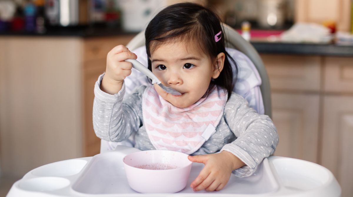 cara menjaga kesehatan pencernaan anak, mengatasi gangguan pencernaan anak, anak makan sendiri