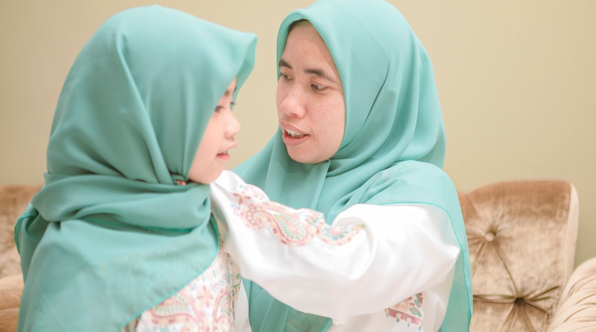 ibu yang baik menurut islam, sosok ibu dalam islam, peran ibu dalam islam, ibu memakaikan hijab anak