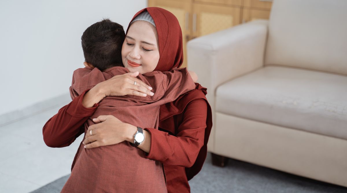 ibu yang baik menurut islam, sosok ibu dalam islam, peran ibu dalam islam, ibu memeluk anak