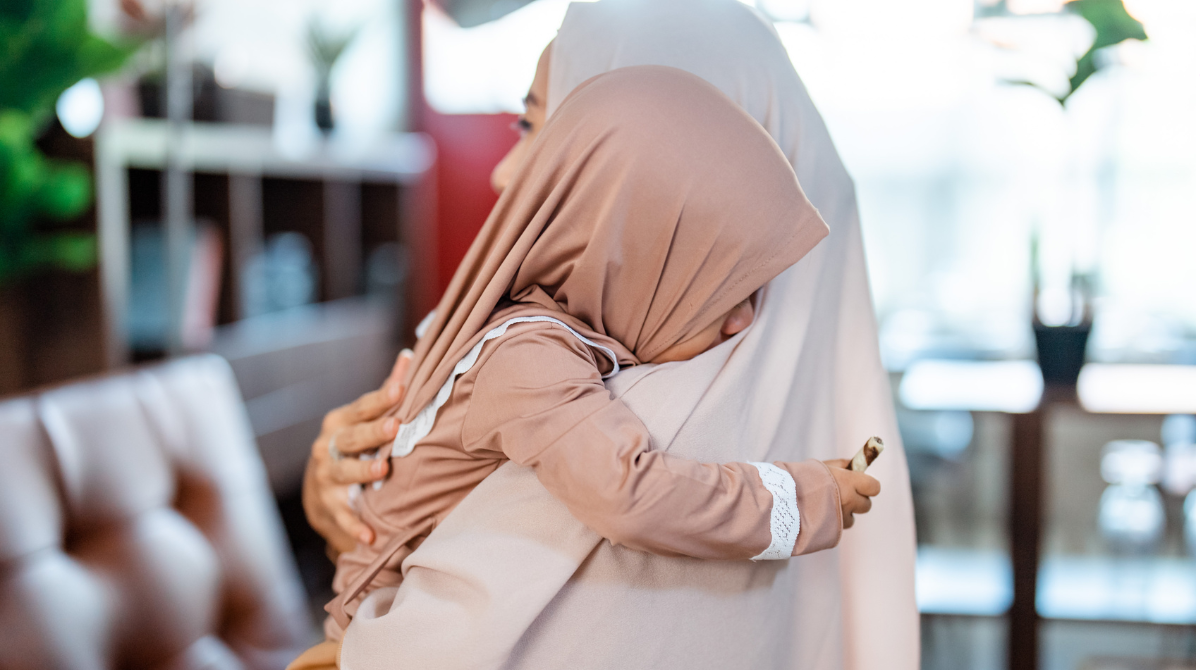 doa minta kesembuhan dari sakit untuk anak, anak sakit digendong ibu, anak dalam pelukan ibu