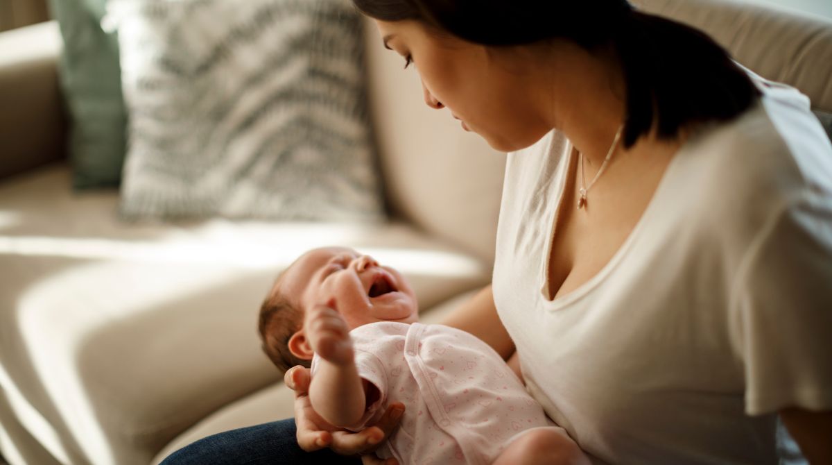 redakan kolik pada bayi, bayi menangis di gendongan ibu