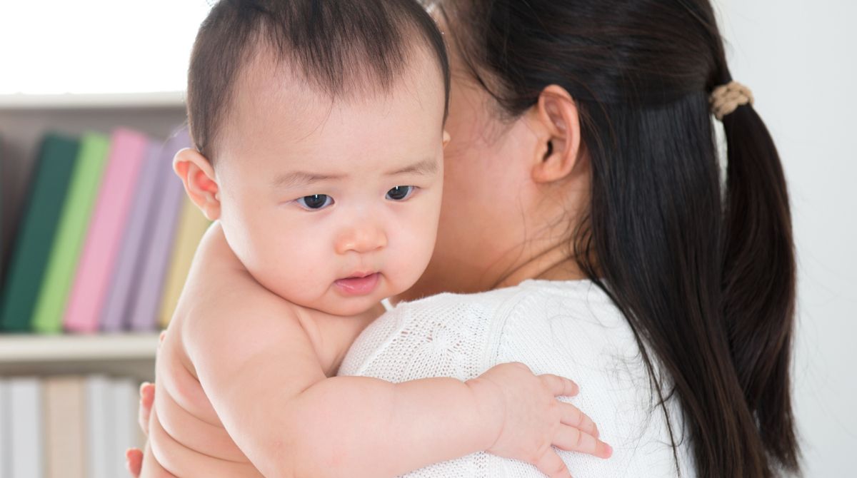 bayi cegukan saat tidur, cara mengatasi bayi cegukan