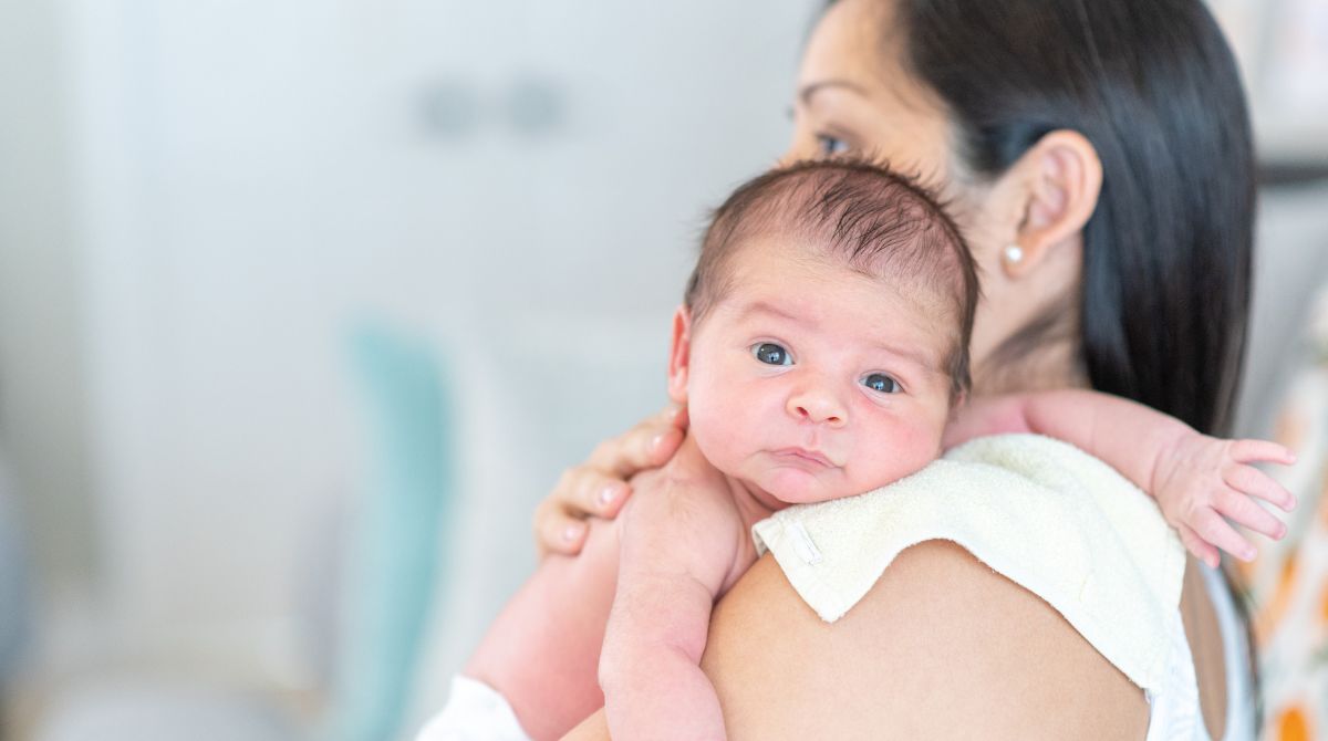 kenapa bayi muntah setelah minum asi, bayi sendawa