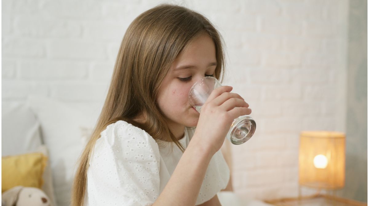 batuk rejan pada anak, anak minum air putih