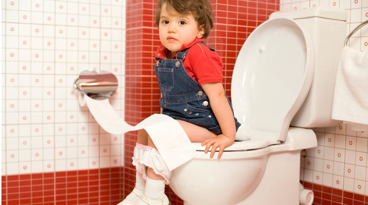 mengajarkan toilet training pada anak, anak belajar pipis