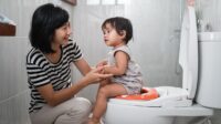 mengajarkan toilet training pada anak