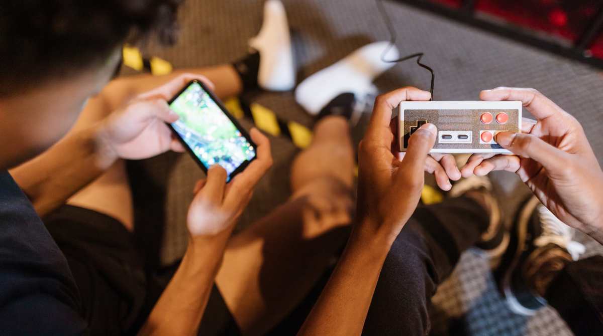gejala tech neck, anak main video game