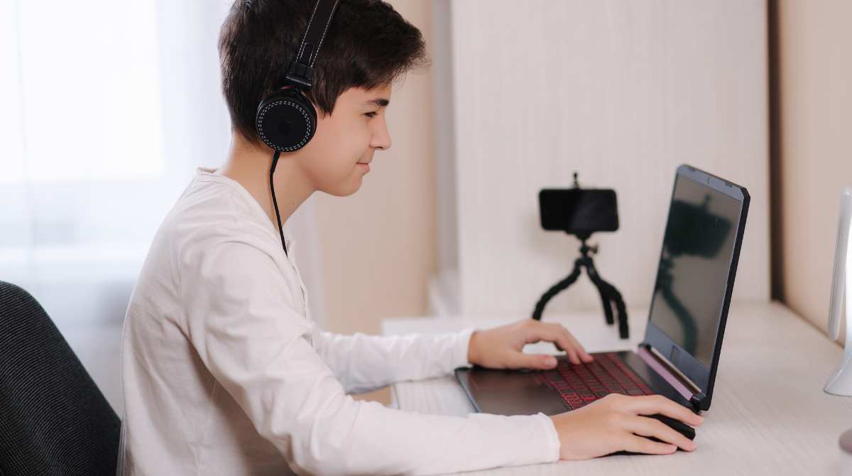 gejala tech neck, anak main komputer
