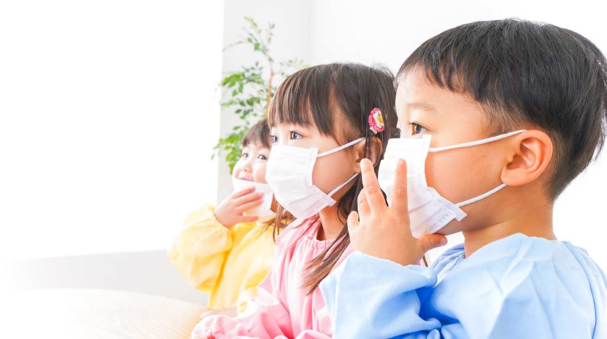 dampak polusi udara pada anak, anak pakai masker