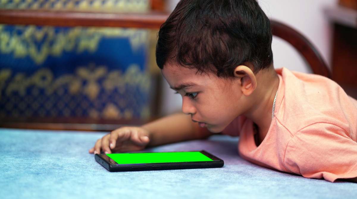 otak popcorn pada anak, anak main hp