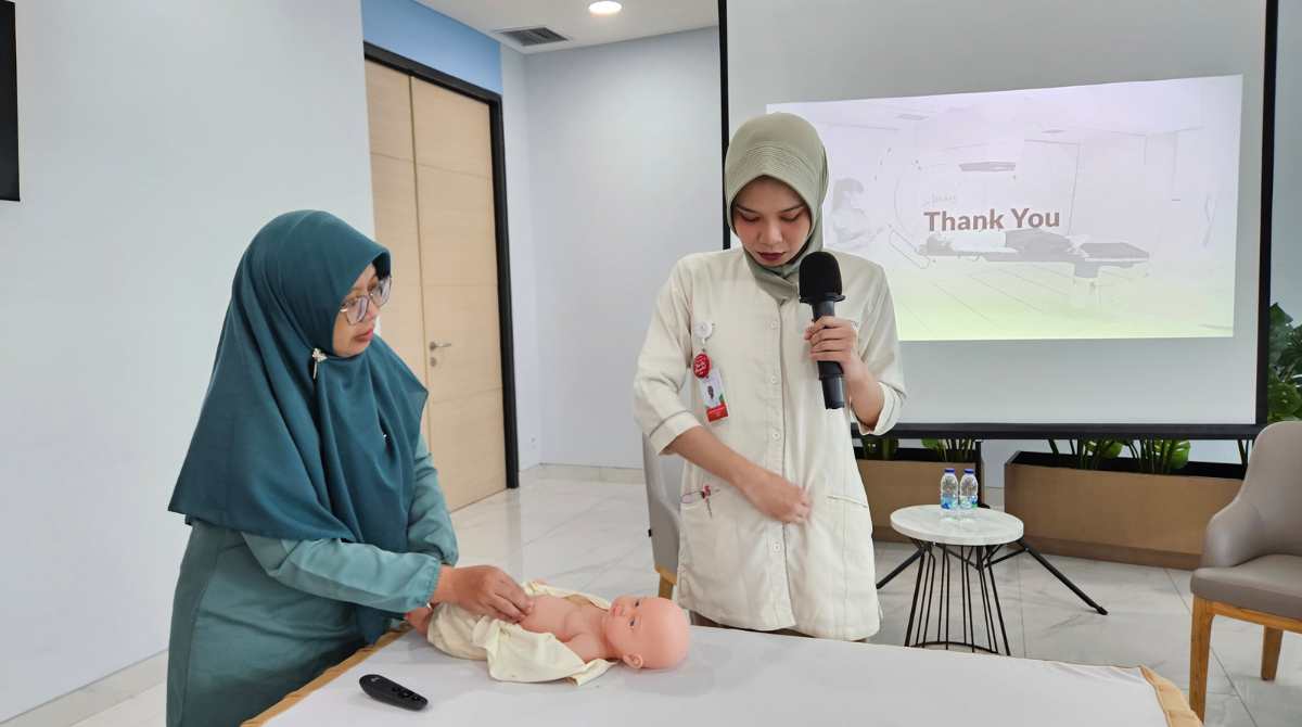 pantau tumbuh kembang anak, pijat bayi