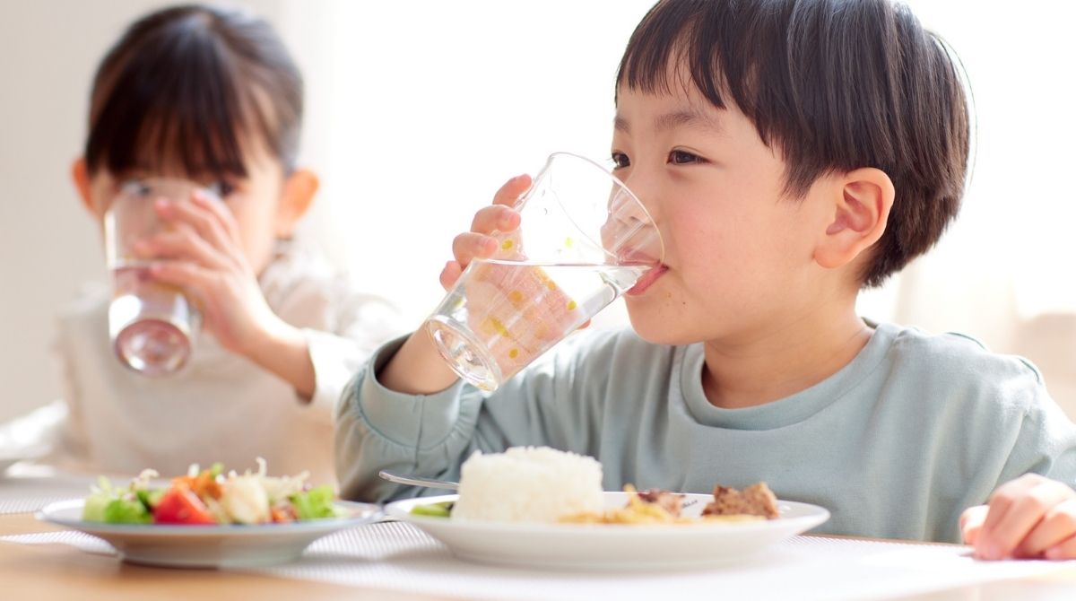 perkembangan otak anak usia 1-3 tahun, anak makan