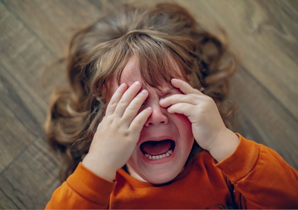 perbedaan tantrum dan meltdown